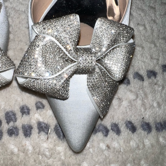 Stunning sold out wedding pumps. Ivory - size 7 2.5 inch heel worn once - Picture 3 of 9